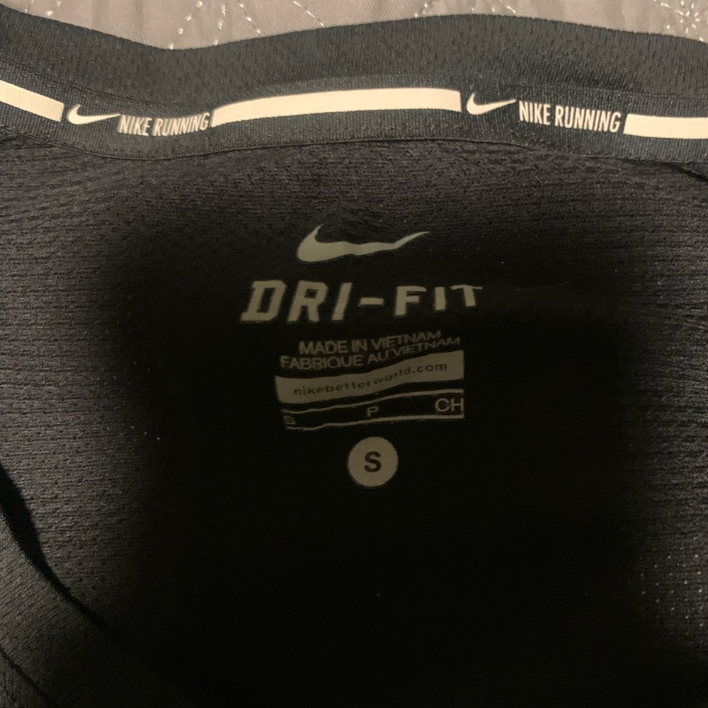 Nike top - Picture 2 of 3